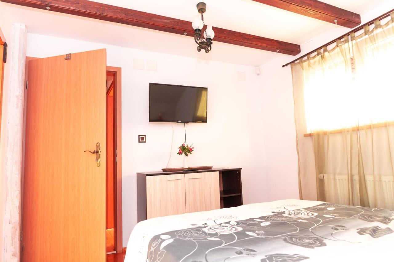ホテル Casa Ursului Bujoreni エクステリア 写真